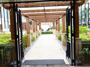 Fotografie z fotogalerie ubytování Unit 2H 81 Newport Boulevard Condominium Perfect for Layovers Across NAIA Terminal 3 v destinaci Manila