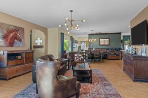 ein Wohnzimmer mit Ledermöbeln und ein Esszimmer in der Unterkunft Star Ranch Lodging in Wickenburg