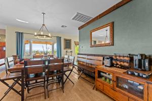 ein Esszimmer mit Tisch und Stühlen und einem Spiegel in der Unterkunft Star Ranch Lodging in Wickenburg