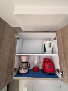 un armario con licuadora y otros electrodomésticos en Reforma Sky Flat - Steps from Bellas Artes, en Ciudad de México