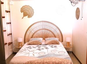 une chambre avec un grand lit avec deux lampes dans l'établissement GRANDE Villa THEANA, à Bouillante 20 autres photos