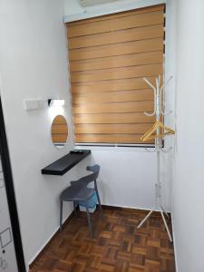 关丹YNY Guest House的窗户客房内的桌椅