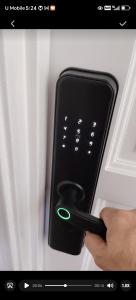 关丹YNY Guest House的冰箱里遥控器的人