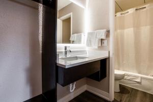 Vannituba majutusasutuses Super 8 by Wyndham Rockford South +7 fotot