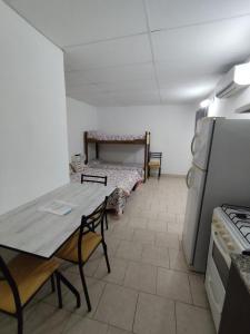 Gotas de Rocio في سان أنطونيو أويستي: مطبخ مع طاولة وطاولة وثلاجة