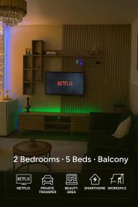 een woonkamer met een tv en een bank bij Appartement Luxe - Smart Netflix & Alexa - 10 min La Défense 5 Guests 5 Beds in Bezons