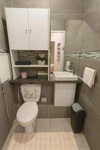 een badkamer met een wit toilet en een wastafel bij Appartement Luxe - Smart Netflix & Alexa - 10 min La Défense 5 Guests 5 Beds in Bezons +28 foto's