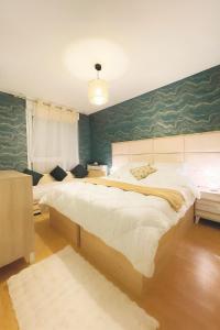 een slaapkamer met 2 grote bedden en groene muren bij Appartement Luxe - Smart Netflix & Alexa - 10 min La Défense 5 Guests 5 Beds in Bezons