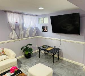 Φωτογραφία από το άλμπουμ του Beautiful 2 Bedroom Suite σε West Hempstead