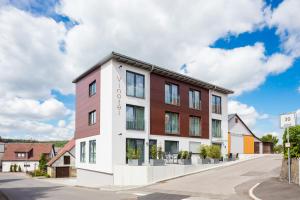 an apartment building in the middle of a street at Vinotel Heinz J. Schwab in Bretzfeld