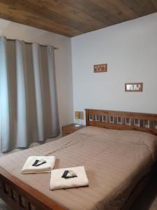 Un dormitorio con una cama con dos toallas encima. en Cafayate suite, en Cafayate