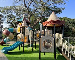 un parco giochi con molti tipi diversi di attrezzature per giochi di 4B Holiday Haven a Buccoo