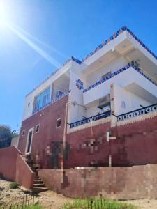 ein Haus, das auf einer Backsteinmauer steht in der Unterkunft nubian yellow desert in Assuan