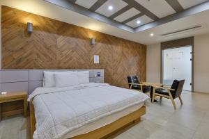 Un dormitorio con una cama y una mesa y sillas. en 더 씨엘, en Gyeongju