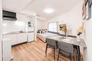 Kuchyň nebo kuchyňský kout v ubytování 西武新宿線徒歩三分 ZAITO Shimoochiai Stay + 254 fotografií