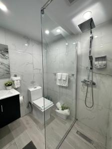 Ένα μπάνιο στο Villa Margarita Luxury #B5, 5 min from the airport