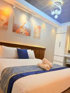 - une chambre avec un grand lit dans l'établissement DJS Home Studio Gensan Netflix,free wifi,hot&cold shower,near Airport, à General Santos