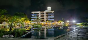 un hôtel avec une piscine devant un immeuble dans l'établissement Blue Beach Resort Residence Cabedelo-João Pessoa PB AP 704-C, à Cabedelo