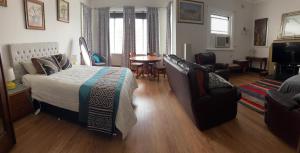 TV a/nebo společenská místnost v ubytování Naracoorte Central Accommodation