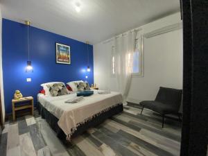 Giường trong phòng chung tại Blue Beach Cottage +81 ảnh