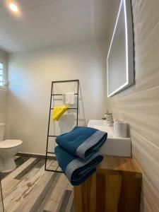 Phòng tắm tại Blue Beach Cottage