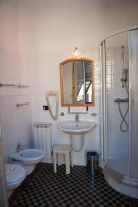 Koupelna v ubytování Albergo Vittoria