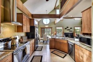 Una cocina o cocineta en Heavenly Waterfront Retreat - Boat dock, DEEP cove