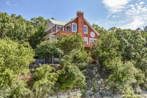 Un jardín fuera de Heavenly Waterfront Retreat - Boat dock, DEEP cove