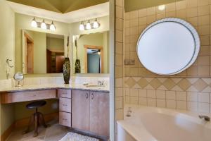 Un baño de Heavenly Waterfront Retreat - Boat dock, DEEP cove 38 fotos más