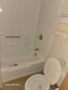 un baño con inodoro y bañera en Enchanted Escape Lodge, en Eagle Nest 14 fotos más