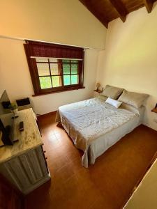 ein Schlafzimmer mit großem Bett und Fenster in der Unterkunft La casita en la playa in Villa Gesell + 10 Fotos