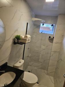 Un baño con ducha, inodoro y lavabo. en Easy Access Apartment - Ciudad del Este, en Ciudad del Este 48 fotos más