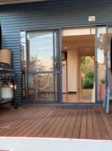 una porta scorrevole in vetro di una casa con patio di Serenity & Sea at Preston Beach WA a Preston Beach