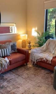 un soggiorno con un divano e un tavolo di Serenity & Sea at Preston Beach WA a Preston Beach