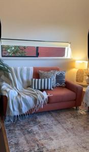 un soggiorno con un divano e una finestra di Serenity & Sea at Preston Beach WA a Preston Beach Altre 20 foto