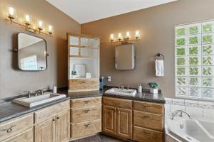 Phòng tắm tại The Sanctuary at Prescott Downtown - Scenic Views +58 ảnh