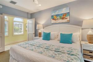 En eller flere senge i et værelse på Monarch Villa - 5542 W + 40 billeder