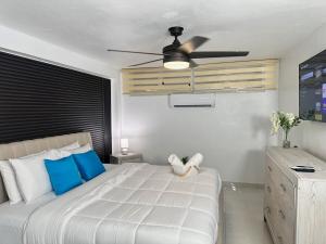 Фотография из галереи Villa Paola 2 King Bed laundry included Central в городе Carolina