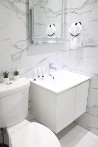 Фотография из галереи Villa Paola 2 King Bed laundry included Central в городе Carolina