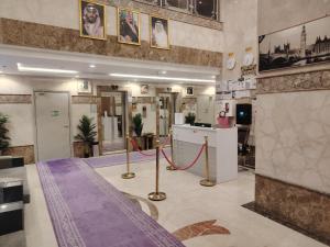 une pièce avec un magasin recouvert de moquette violette dans l'établissement فندق الأولين حياة - مكه, à Ash Shishah