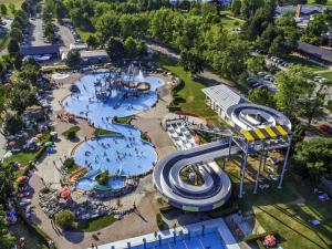 une vue aérienne d'un parc d'attractions avec toboggans aquatiques dans l'établissement Three Bedroom Mobile Home, à Mostec
