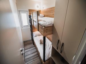 - une petite chambre avec des lits superposés dans une petite maison dans l'établissement Lake Serenity Premium Mobile Homes-Two Bedroom, à Mostec