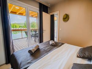 - une chambre avec un lit et 2 serviettes de toilette dans l'établissement Three Bedroom Mobile Home, à Mostec 10 autres photos