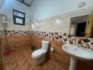 Et badeværelse på Shasha Apartments + 7 billeder