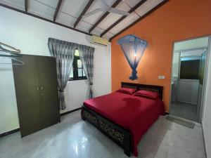 En eller flere senge i et værelse på Shasha Apartments