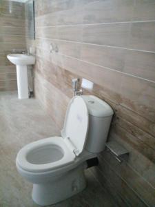 une salle de bains avec toilettes et lavabo dans l'établissement Happy villa, à Weligama