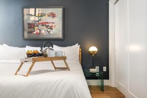 Un dormitorio con una cama con una bandeja de fruta encima. en The Saddlery - Headliner - Walk to Broadway, en Nashville