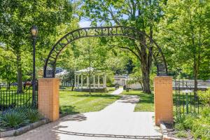 Zahrada ubytování Creekside Fun Dog-friendly, Games & Fire Pit