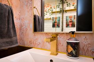 Phòng tắm tại Mix mid-century modern by the Strip, Big TVs, King Bed, fast WiFi perfect for work or leisure