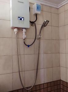 La salle de bains est pourvue d'une douche et d'une machine murale. dans l'établissement King sized bedroom-in SUVA Centre, à The Domain